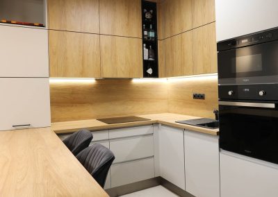 Modern fadekoros és matt fehér konyhabútor